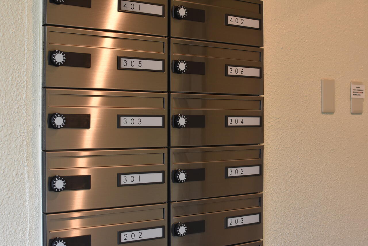 郵便受けは部屋ごとに用意されています。|1F 玄関