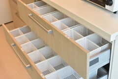 収納棚の引き出しは専有部ごとにスペースが用意されています。(2017-12-20,共用部,KITCHEN,2F)