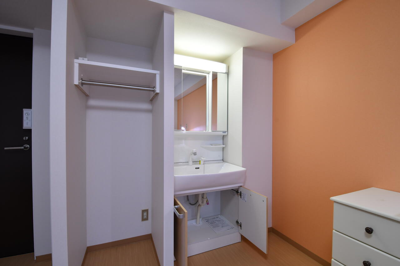 全室、収納と洗面台が用意されています。（201号室）|2F 部屋