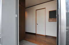 正面玄関から見た内部の様子。正面が201号室。コミュニケーション・ボードも設置されています。(2012-09-07,周辺環境,ENTRANCE,2F)