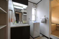 脱衣室に設置された洗面台と洗濯機の様子。(2012-09-07,共用部,LAUNDRY,2F)