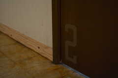 専有部のサインはドアの下部に。（402号室）(2022-03-16,専有部,ROOM,4F)