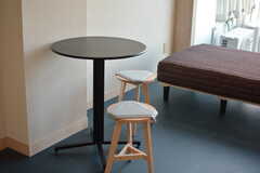 テーブルとチェア。（411号室）(2022-03-16,専有部,ROOM,4F)