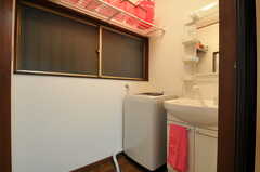 脱衣室の様子。窓の上にシャンプーなどを置けるカゴが用意されています。(2013-09-26,共用部,BATH,1F)