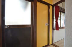 廊下の様子。黄色のドアがトイレ、左のドアがベランダに繋がっています。(2014-07-07,共用部,OTHER,2F)