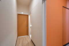 廊下の様子2。突き当たり右手にバスルームがあります。(2020-07-21,共用部,OTHER,1F)