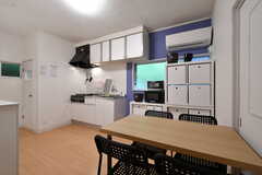 リビングの様子2。キッチンが併設されています。(2023-08-09,共用部,LIVINGROOM,2F)