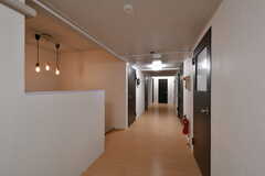 廊下の様子。階段の対面にランドリールームとトイレがあります。(2022-10-04,共用部,OTHER,2F)