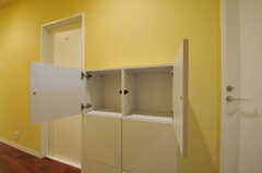 廊下には各部屋ごとに使用できる収納があります。(2012-09-14,共用部,OTHER,1F)