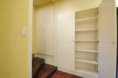 階段脇の収納はすべて靴箱です。（107号室）(2012-09-14,共用部,OTHER,1F)