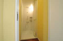 男性用シャワールームの様子。(2012-09-14,共用部,BATH,2F)