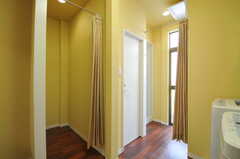 2箇所ある脱衣室はカーテンで仕切るタイプです。間にトイレがあります。(2012-09-14,共用部,BATH,2F)