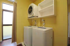 洗濯機、乾燥機の様子。左のガラス戸からベランダに出られます。(2012-09-14,共用部,LAUNDRY,2F)