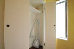 廊下に設置された掃除用具や消耗品を入れておく収納。(2012-09-14,共用部,OTHER,2F)