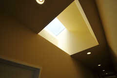 廊下の一部には天窓があります。(2012-09-14,共用部,OTHER,2F)