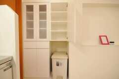 食器棚とゴミ箱の様子。(2010-04-16,共用部,KITCHEN,2F)