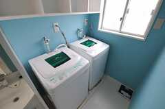 脱衣スペースに設置された乾燥機能付き洗濯機の様子。(2010-11-02,共用部,LAUNDRY,1F)