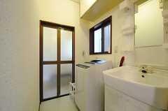 バスルームの脱衣室に洗濯機と洗面台が設置されています。(2013-09-18,共用部,OTHER,1F)