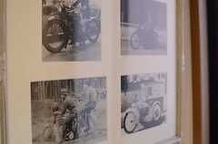 廊下には、古いバイクの写真が飾られています。(2013-10-20,共用部,OTHER,2F)