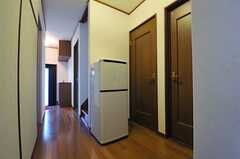 廊下の様子2。共用の冷蔵庫が置かれています。(2013-08-27,共用部,OTHER,1F)