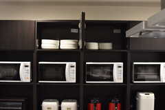 収納棚の上に共用の食器が用意されています。（A棟）(2018-09-20,共用部,KITCHEN,1F)