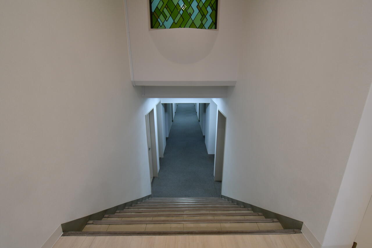 階段の様子。（B棟）|1F 玄関