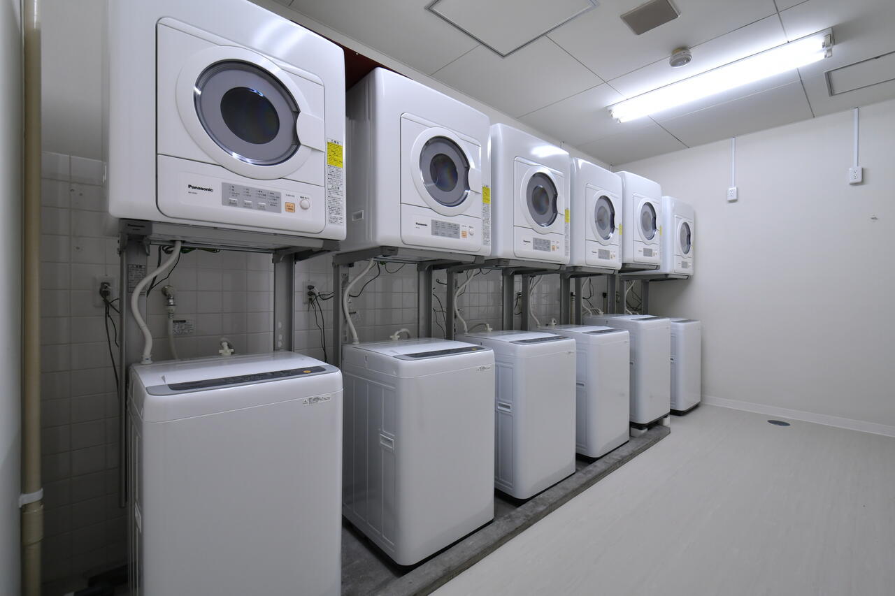 洗濯機と乾燥機が6台ずつ設置されています。（B棟）|-1F ランドリー