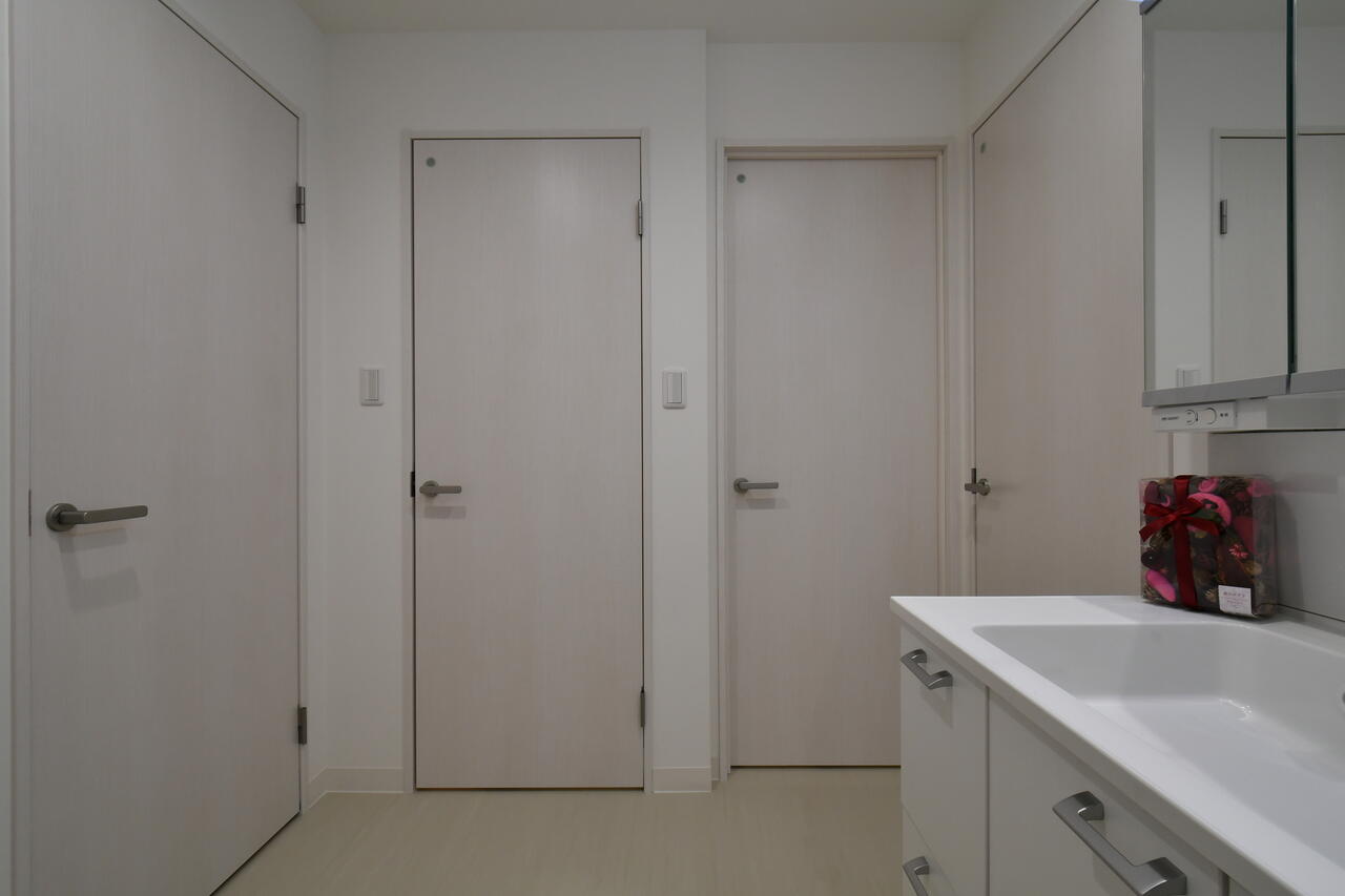 シャワールームは男性専用が2室、共用が1室、女性専用が2室用意されています。（B棟）|-1F 浴室