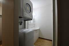 水まわり設備の様子。左手から洗濯機、乾燥機、洗面台です。洗濯機の対面がバスルームです。（101号室）（102号室）（C棟）(2018-09-20,専有部,ROOM,1F)