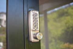 玄関の鍵はナンバー式のオートロック。(2021-06-08,周辺環境,ENTRANCE,1F)