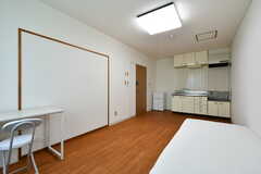 専有部の様子2。唯一キッチンが備わっている部屋です。（113号室）(2021-06-08,専有部,ROOM,1F)