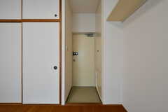 ドアのすぐ横にクローゼットと靴箱があります。（204号室）(2021-06-08,専有部,ROOM,2F)