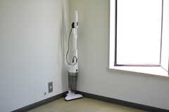 廊下には自由に使える掃除機が用意されています。(2021-06-08,共用部,OTHER,3F)