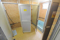 シャワールームは、元大浴場をブースで区切っています。(2014-04-01,共用部,BATH,1F)
