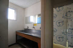 廊下から見た洗面台の様子。暖簾の先がトイレです。(2014-04-01,共用部,OTHER,2F)