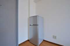 各部屋に冷蔵庫が設置されています。（408号室）(2015-06-25,専有部,ROOM,4F)