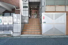 玄関は階段を上がった先にあります。オートロックです。(2022-08-08,周辺環境,ENTRANCE,1F)