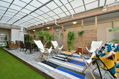 中庭の様子2。人工芝とウッドデッキのテラスで構成されています。(2022-08-08,共用部,LIVINGROOM,1F)