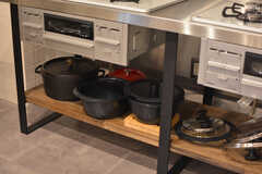 鍋やフライパンはコンロ下に収納されています。(2022-08-08,共用部,KITCHEN,1F)