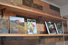 自然や植物に関する雑誌が並んでいます。(2022-08-08,共用部,OTHER,1F)