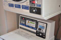 洗濯機と乾燥機はコイン式です。(2022-08-08,共用部,LAUNDRY,2F)