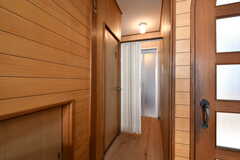 アコーディオンカーテンの先がバスルームです。(2022-11-02,共用部,OTHER,1F)