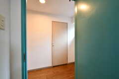 廊下を挟んだ部屋の対面に、専用の収納スペースがあります。（101号室）(2019-08-16,専有部,ROOM,1F)