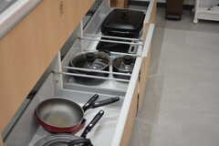 鍋やフライパンは引き出しに収納されています。ホットプレートやポータブル式のIHヒーターも用意されています。(2020-03-02,共用部,KITCHEN,1F)