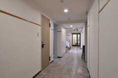 廊下の様子2。左手にトイレとランドリールーム、右手にシアタールームがあります。(2020-03-02,共用部,OTHER,1F)