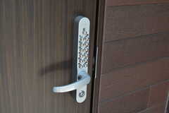玄関の鍵はナンバー式のオートロック。(2020-10-20,周辺環境,ENTRANCE,1F)