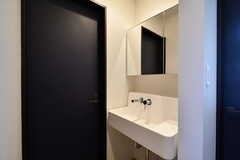 廊下に設置された洗面台。ドアの先はシャワールームです。(2020-02-07,共用部,WASHSTAND,2F)