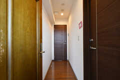 廊下の様子。突き当たりのドアが303号室です。(2021-04-27,共用部,OTHER,3F)