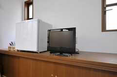 専有部のTVとミニ冷蔵庫の様子。（101号室）(2011-05-13,専有部,ROOM,1F)