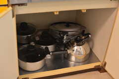 フライパンや鍋類はコンロ下に収納されています。(2019-03-15,共用部,KITCHEN,1F)